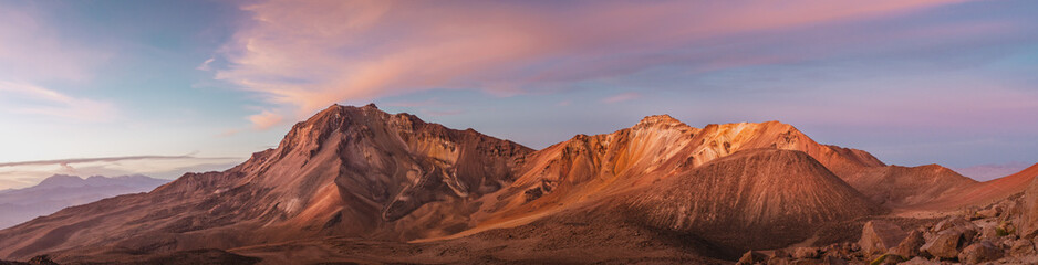 Fototapete Pantone 2025 Mocha Mousse Panorama Berglandschaft mit orangefarbenem Sonnenuntergang  © Paula Carrion P