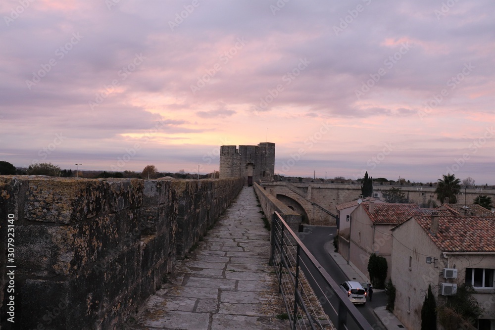 Fototapeta premium Chemin de ronde sur les fortifications du village de Aigues Mortes - Département du Gard - Languedoc Roussillon - Région Occitanie - France
