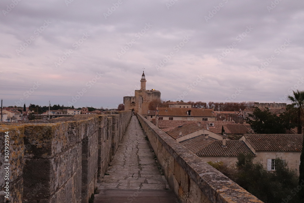 Chemin de ronde sur les fortifications du village de Aigues Mortes - Département du Gard - Languedoc Roussillon - Région Occitanie - France Chemin de ronde sur les fortifications du village de Aigues Mortes - Département du Gard - Languedoc Roussillon - Région Occitanie - France