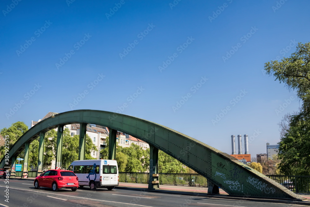 schloßbrücke mit brückenbogen in berlin charlottenburg, deutschland