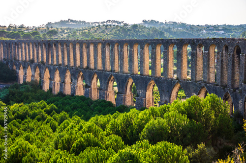 Murais de parede panoramic view of an aqueduct in Tomar, Portugal
