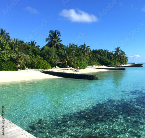 Fototapeta Naklejka Na Ścianę i Meble -  a paradise island with white sand, a recreation area and green vegetation by the ocean is depicted. Relax, Maldives. Velidhu Island Resort