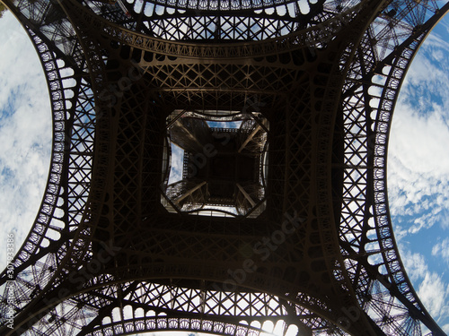 Eiffel tower from below © Leonardo Araújo