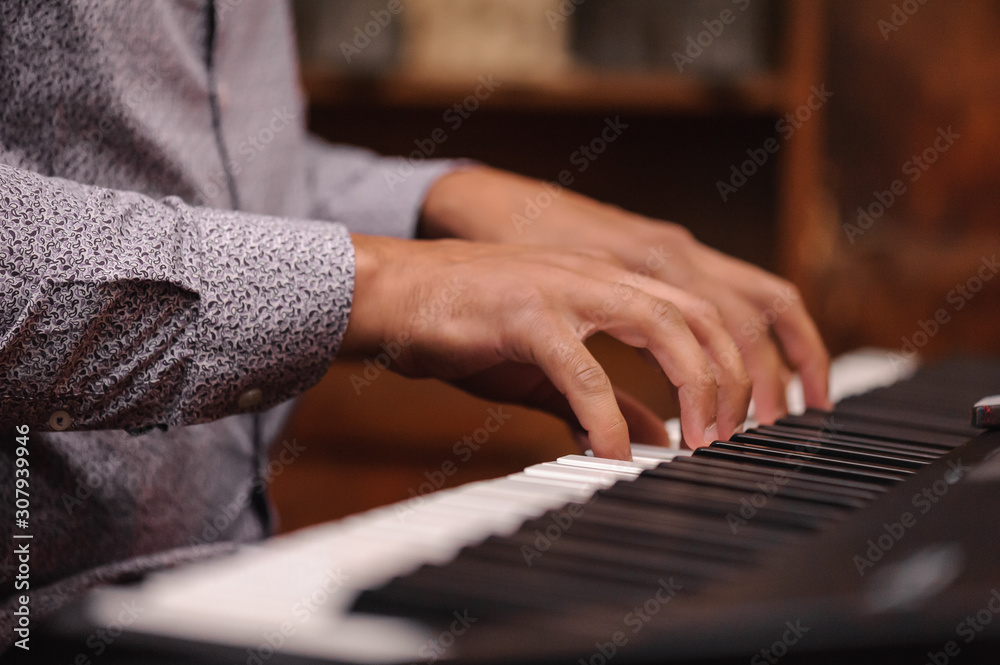 Hands on the piano keyboard