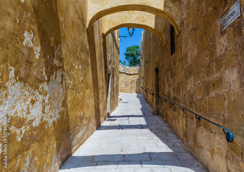 Fotografie Narrow street with limestone walls in the Cittadella of Victoria in Gozo, Malta