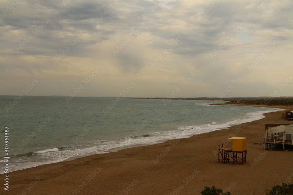 Fototapeta playa solitaria en un dia gris