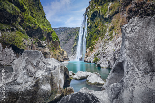 Obraz na płótnie Tamul Waterfall on Tampaon River, Huasteca Potosina, Mexico w salonie