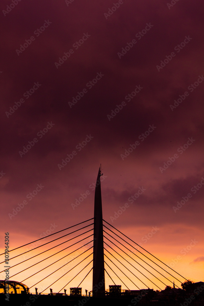 Obraz premium skyline of istanbul and modern bridge