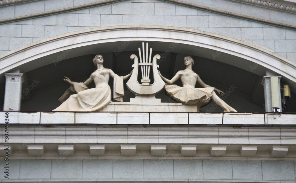 Obraz premium Russia Saratov December 6, 2019: sculpture of the Muse on the roof of the facade