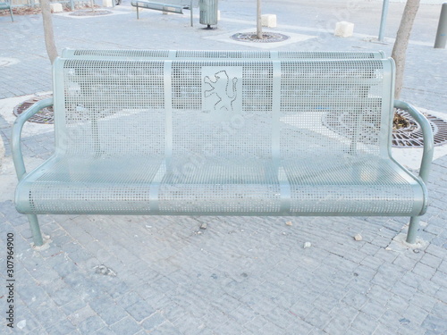 エルサレムの街中にある金属製のベンチ
