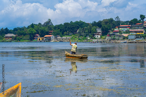 Un pescador navega en un cayuco o bote de Guatemala. photo