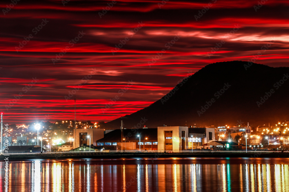 Φωτογραφία Sunset in the City of Ushuaia, Tierra del Fuego, Patagonia