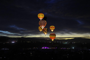 Acrylglasbilder Ballon Beleuchtete Heißluftballons bei Nacht  © Brendan