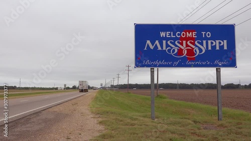 A road sign welcomes visitors to the state of Mississippi.