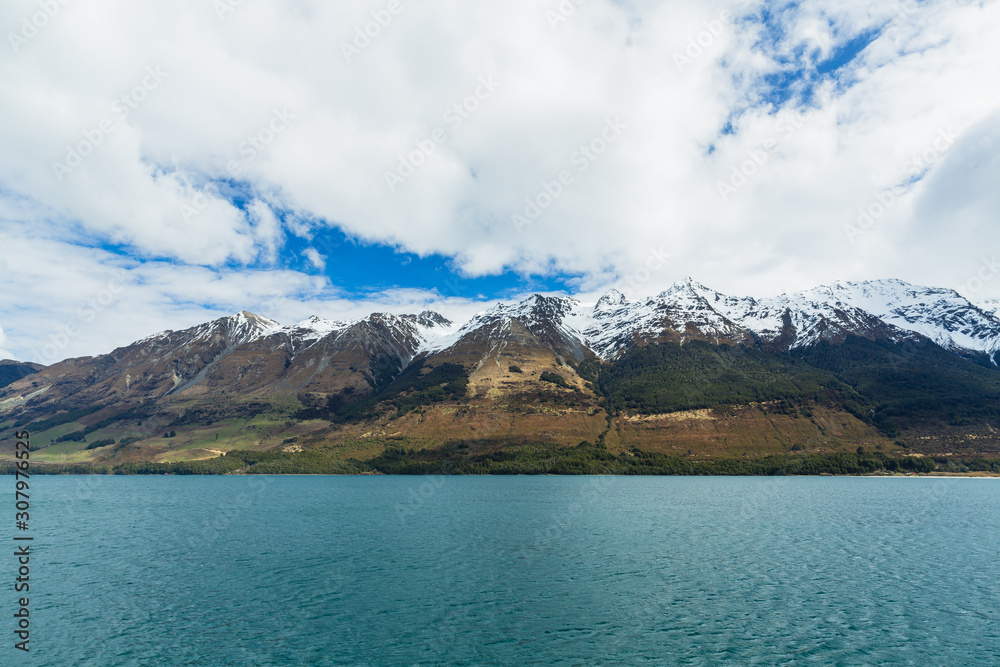 ニュージーランド　オタゴ地方のグレノーキーのワカティプ湖と南アルプス山脈