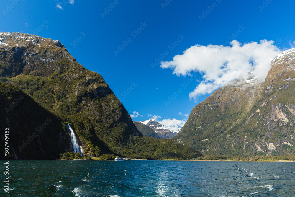 ニュージーランド　フィヨルドランド国立公園のミルフォードサウンドの風景