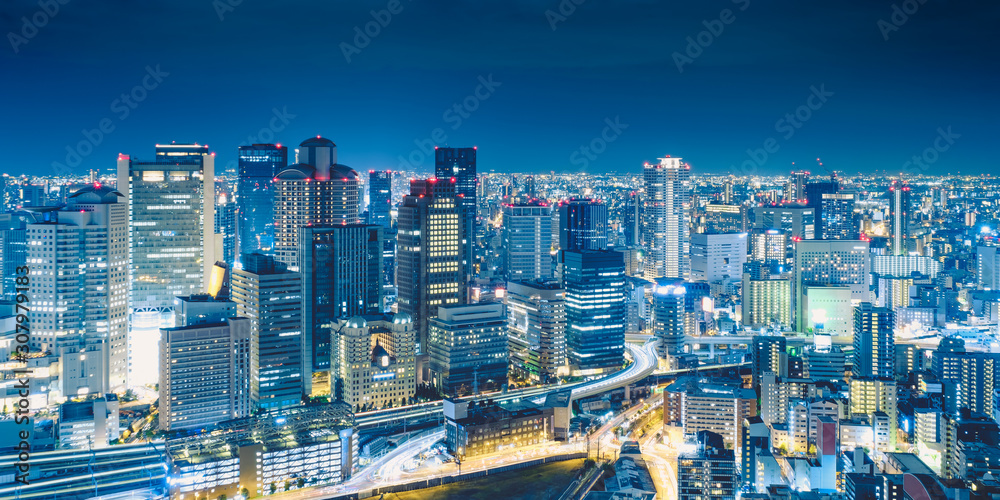 Fototapeta premium Nocny widok Osaki z Umeda Sky Building w Kita Ward, Osaka, Japonia.