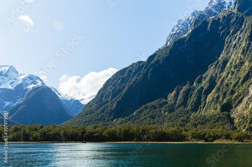 Fototapeta Naklejka Na Ścianę i Meble -  ニュージーランド　フィヨルドランド国立公園のミルフォードサウンドのハリソン入江
