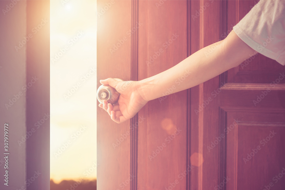 Лепенка Women hand open door knob or opening the door,grand opening,Close up hand open door