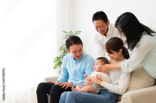 泣いている子供をあやす家族