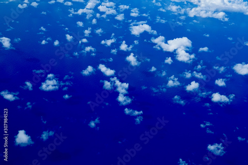 上空からの雲と海