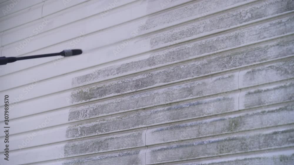 Pressure washing dirty vinyl siding