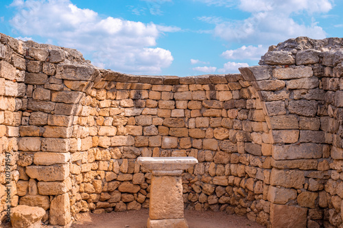 Foto stone wall with an altar in the archaeological museum of Chersonese