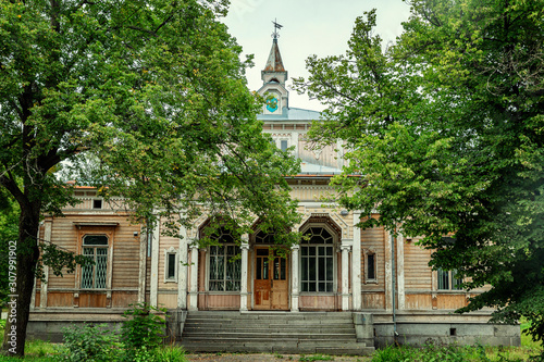Old beautiful historic mansion in the park. © Анна Демидова