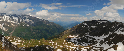 Fototapeta Naklejka Na Ścianę i Meble -  Panoramic view of the Alps from the Grossglockner Road.