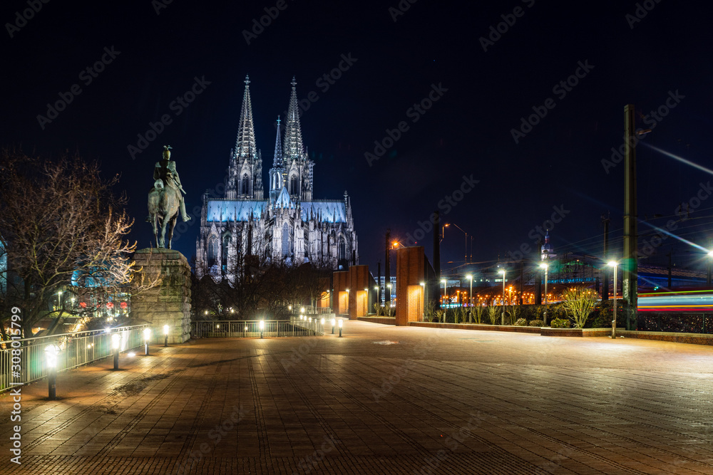 Blick auf den Kölner Dom von der Hohenzollernbrücke