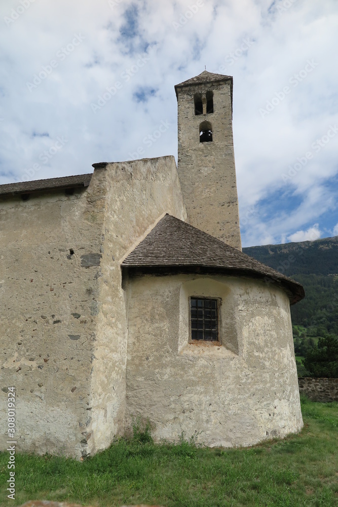 Romanische Kirche St.Veit am Tartscher Bichl – Mals, Südtirol Romanische Kirche St.Veit am Tartscher Bichl – Mals, Südtirol