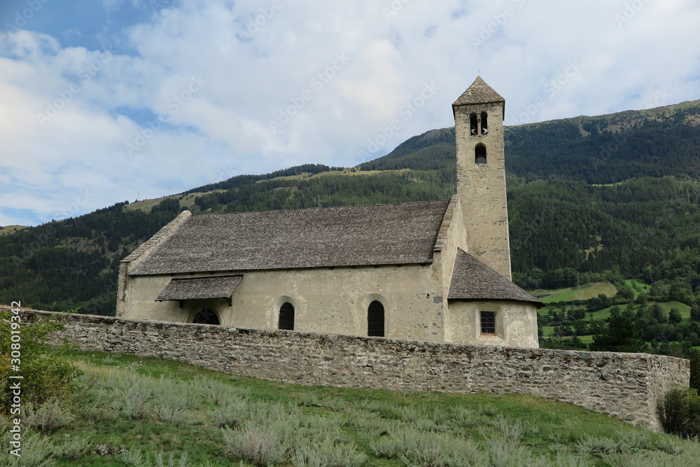 Romanische Kirche St.Veit am Tartscher Bichl – Mals, Südtirol Romanische Kirche St.Veit am Tartscher Bichl – Mals, Südtirol