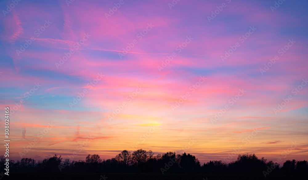 Obraz premium Beautiful sunset sky with dramatic light and vibrant color.