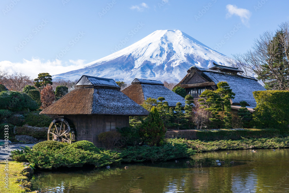 Fototapeta premium 古民家と富士山