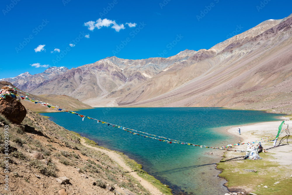 Obraz premium Himachal Pradesh, India - Sep 04 2019 - Chandra Taal (Moon Lake) in Lahaul and Spiti, Himachal Pradesh, India. It is part of Ramsar Convention - Chandertal Wetland.