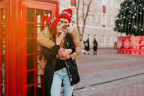 Foto couple in love near red telephone box