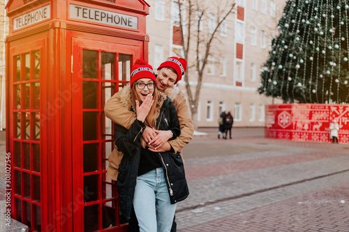 Canvas Print couple in love near red telephone box