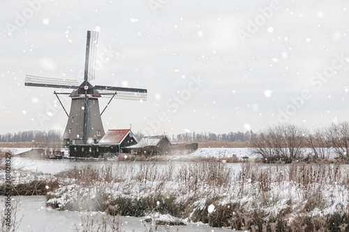 Fototapeta Naklejka Na Ścianę i Meble -  Windmills in Kinderdijk, The Netherlands in winter