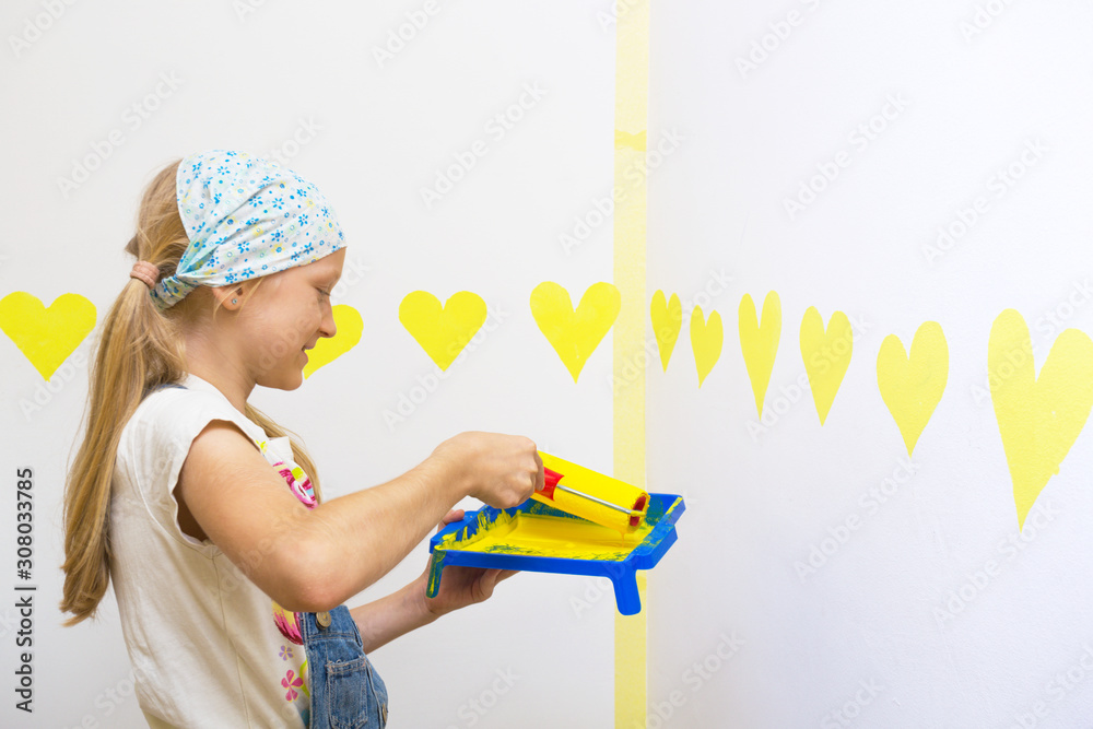 little girl paints the wall little girl paints the wall