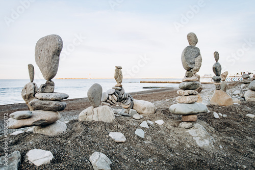 Canvas Print Figures of stones on the beach near the sea
