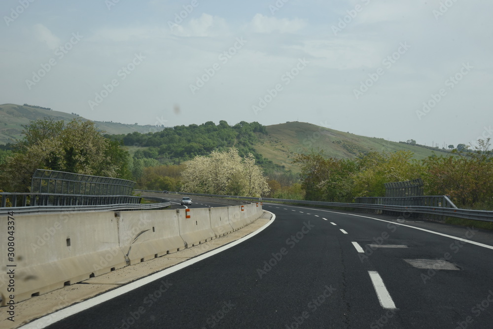 Naklejka premium Highway Travel by Morning with Cloudy Sky