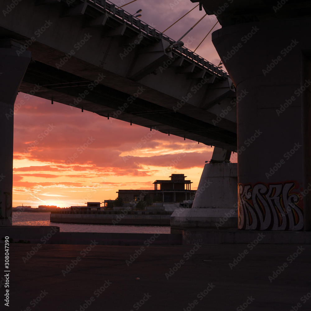 Naklejka premium sunset under the bridge millenium