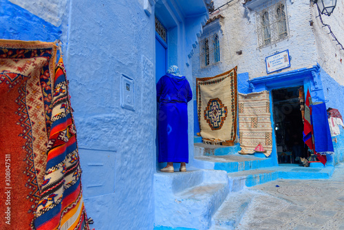 Traditional carpets on the blue Chefchaouen street. Morocco © Екатерина Спиридонов