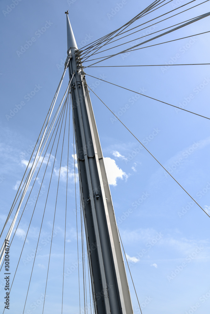 Naklejka premium Ponte del Mare w Pescarze rano ze ścieżką dla pieszych i rowerzystów