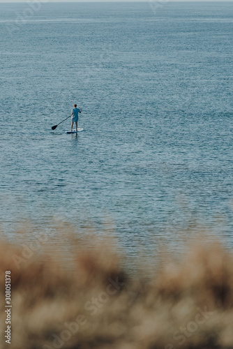 Frau mit SUP auf dem Meer © Kotarl
