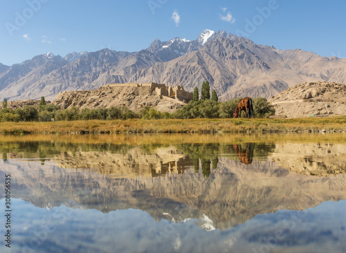 Located 3.500m above the sea level, and last city before the border with Pakistan, Tashkurgan is one of the most beautiful spots of Xinjiang. Here in particular the Fortress