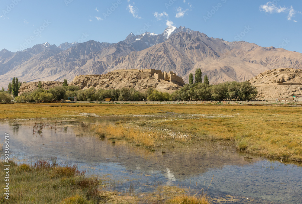 Located 3.500m above the sea level, and last city before the border with Pakistan, Tashkurgan is one of the most beautiful spots of Xinjiang. Here in particular the Fortress