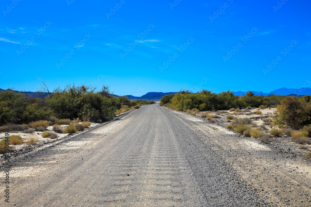 Unbefestigte Straße in der Wüste, Nationalpark Death Valley, Kalifornien