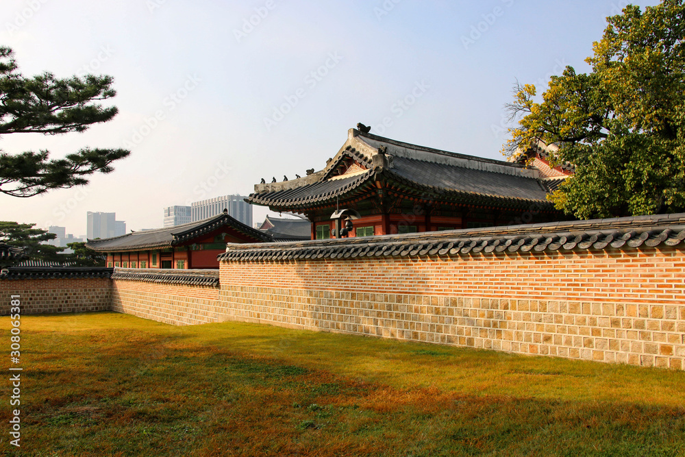 Korean traditional wall, architecture at Gyeongbokgung Palace in Seoul, South Korea
