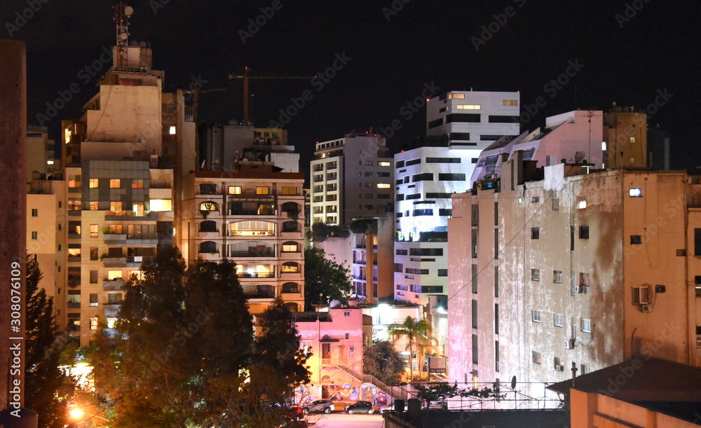 Obraz premium Nächtlich beleuchtetes Hamra-Viertel